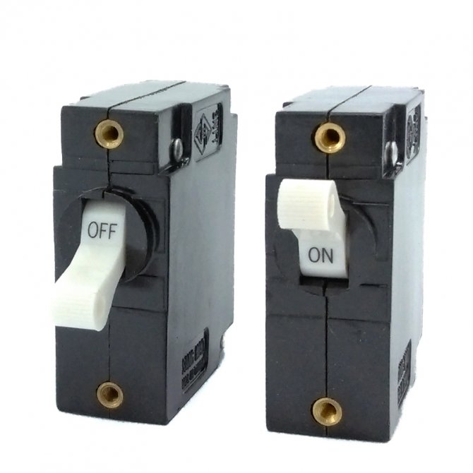 Toggle circuit breaker